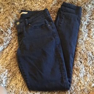 Navy blue Levi's 711 skinny jeans.