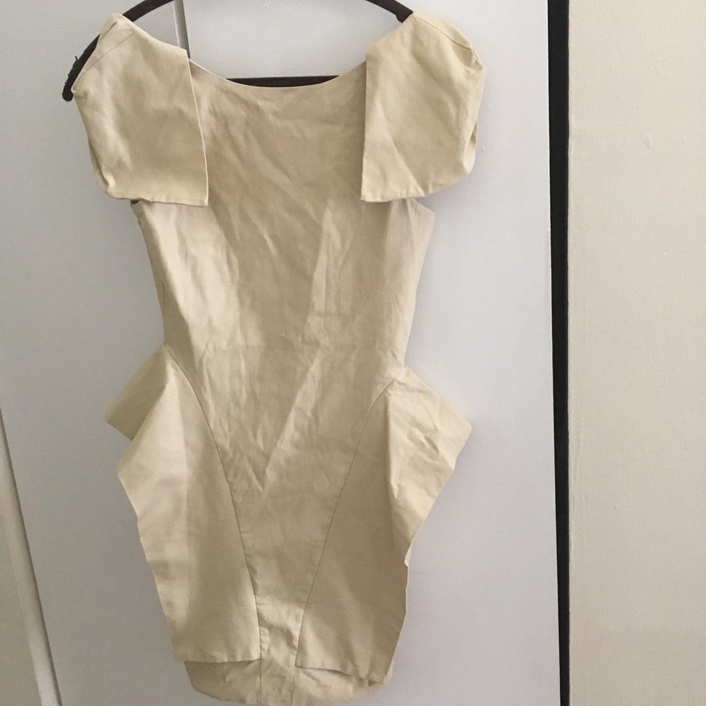 Khaki form fitted dress with ruffles