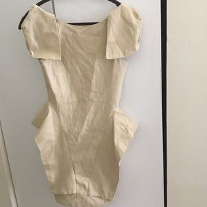 Khaki form fitted dress with ruffles