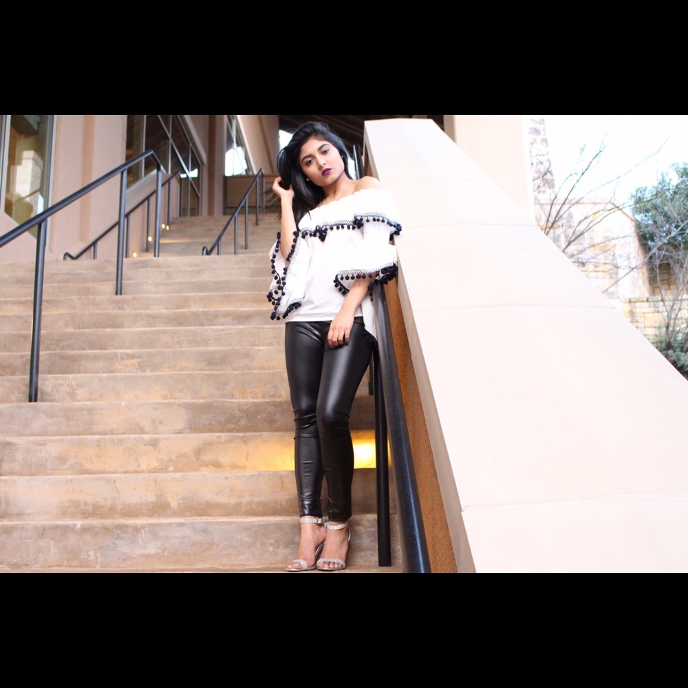 ⬛️ + ⬜️ Off-Shoulder blouse - Picture 2 of 2