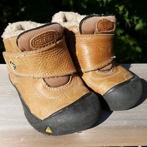 Warm and fuzzy, easy on velcro keen boots