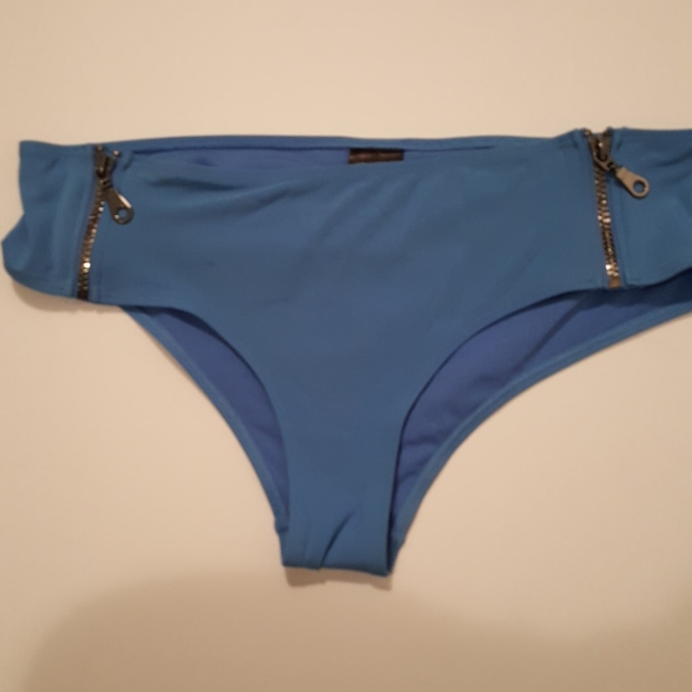 BIKINI - Picture 3 of 5
