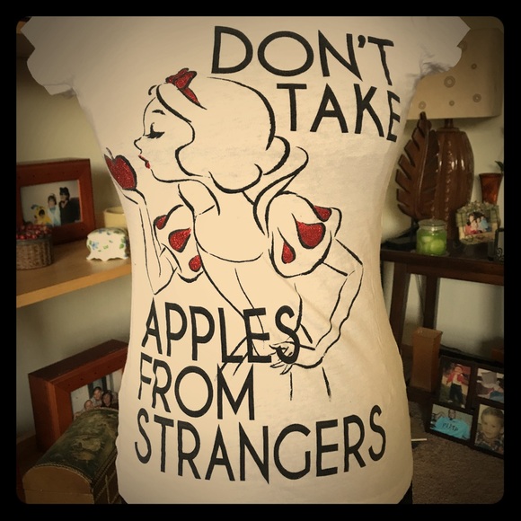 DISNEY SNOW WHITE DONT TAKE APPLES WHITE TSHIRT - Picture 1 of 5