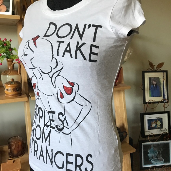 DISNEY SNOW WHITE DONT TAKE APPLES WHITE TSHIRT - Picture 3 of 5