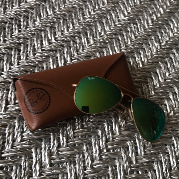 Ray Ban Classic Aviators with green mirror lenses - Picture 3 of 7