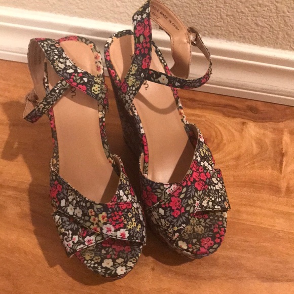 Beautiful & colorful floral wedges! - Picture 1 of 3