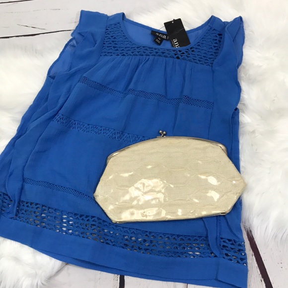 Eggshell color clutch with clasp - Picture 1 of 7