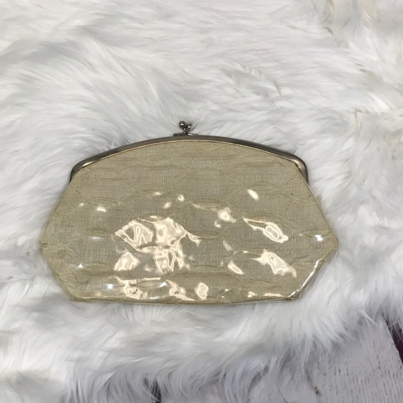 Eggshell color clutch with clasp - Picture 3 of 7