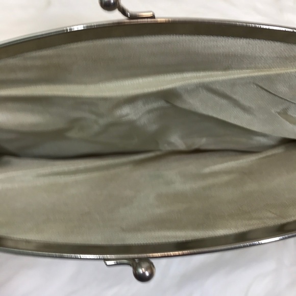 Eggshell color clutch with clasp - Picture 4 of 7