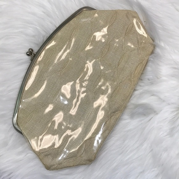 Eggshell color clutch with clasp - Picture 5 of 7