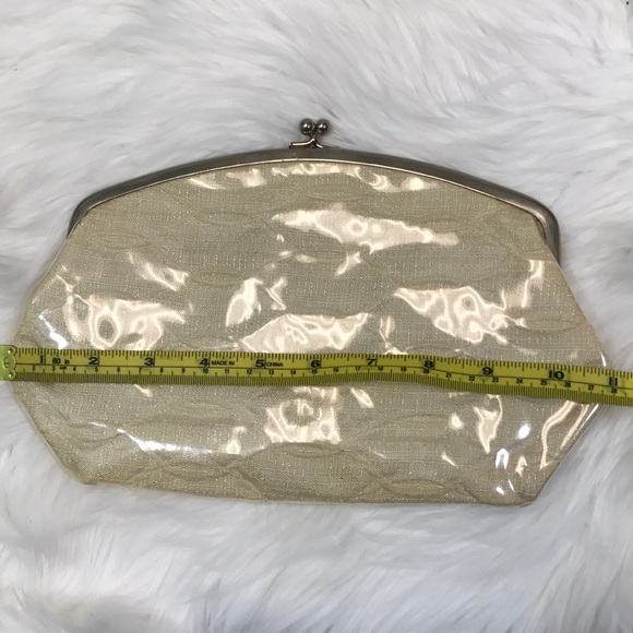 Eggshell color clutch with clasp - Picture 6 of 7