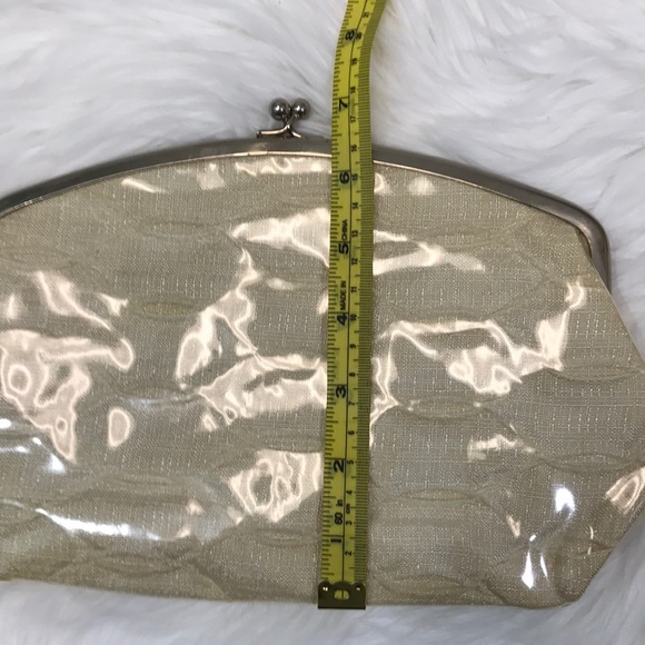 Eggshell color clutch with clasp - Picture 7 of 7