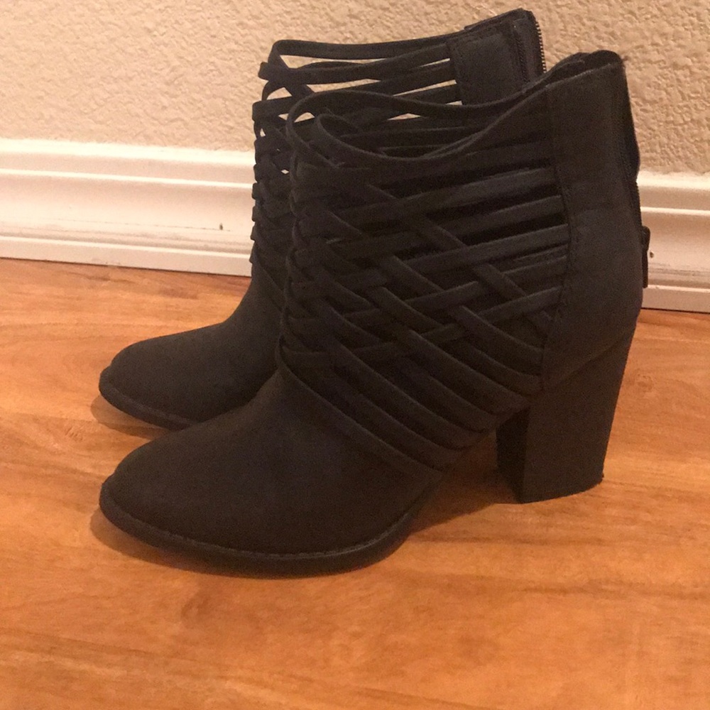 Never worn, cute black booties!