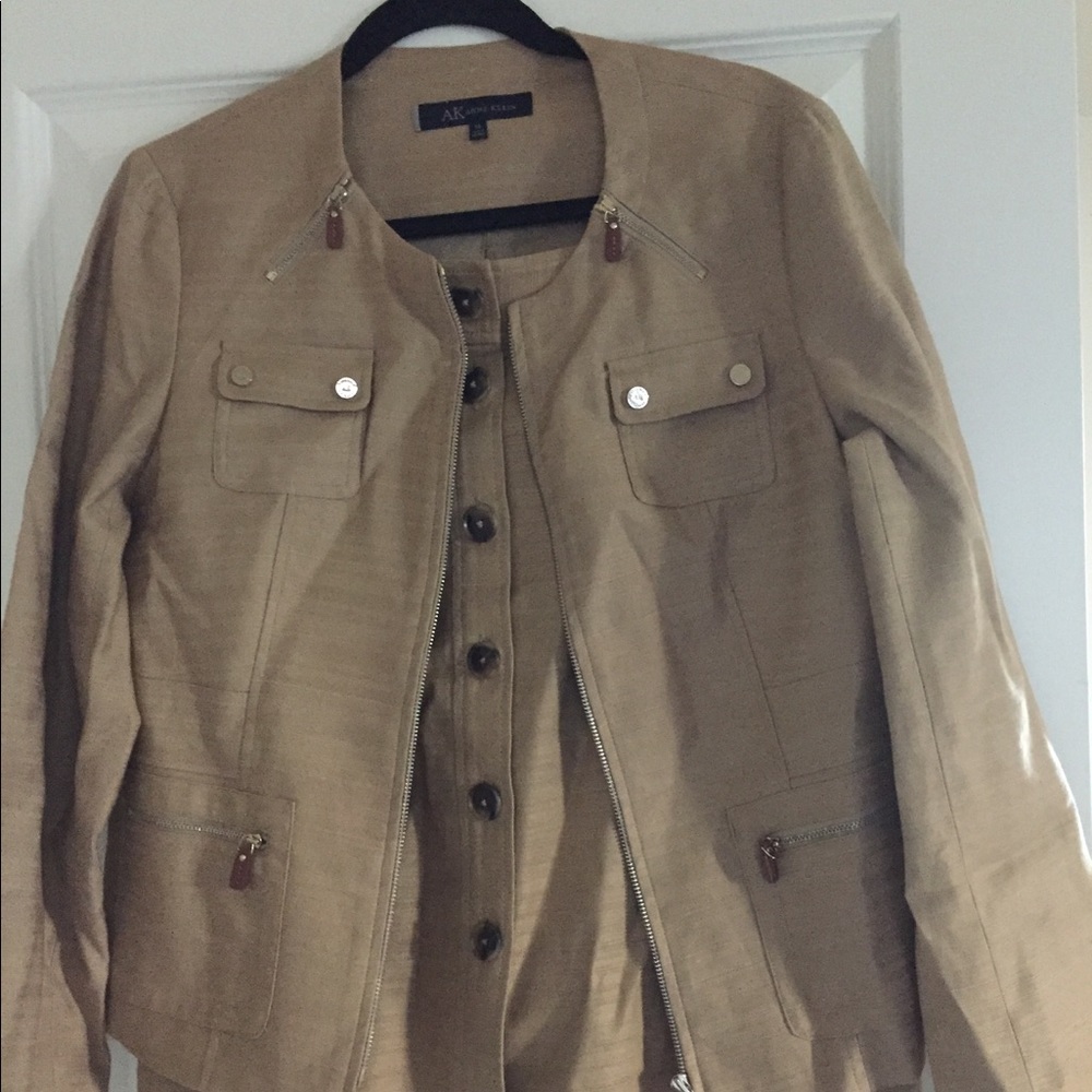 Two piece Jones New York Suit fabulous condition