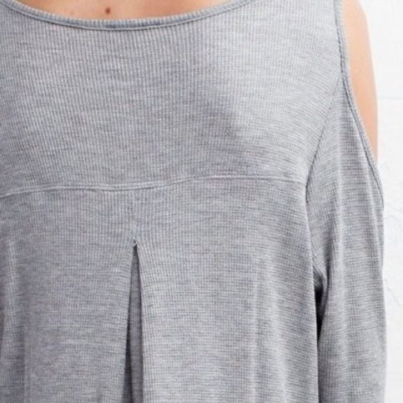 Loose Fit Top with Open Shoulders - Picture 7 of 8