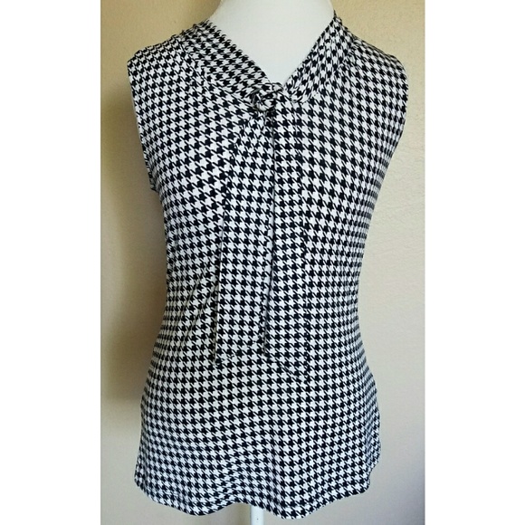 Banana Republic Tops - Banana Republic Sleeveless houndstooth blouse