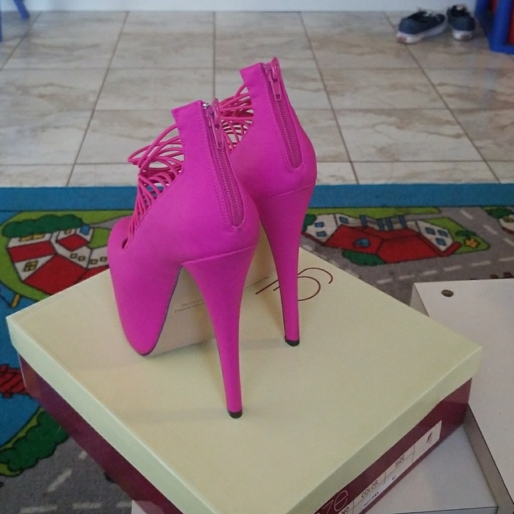 Shoes - Picture 3 of 4