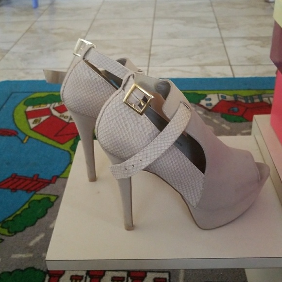 Shoes - Picture 3 of 4