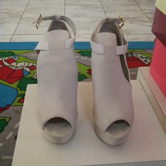 Shoes - Picture 4 of 4