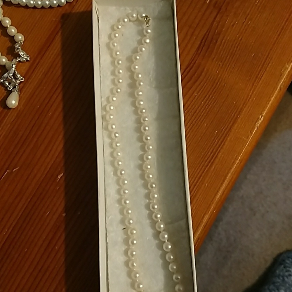 10 kt pearl necklace