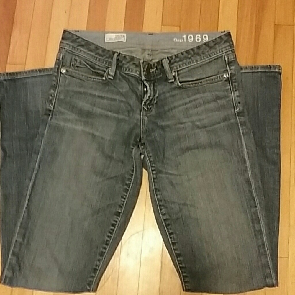 Gap jeans. True straight. Nothing wrong with them.