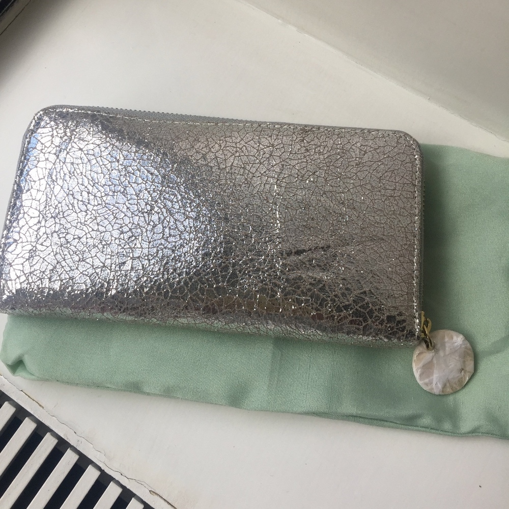 BRAND NEW*Deux Lux silver crackle zippered wallet