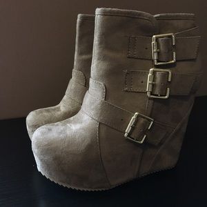 Shi Onyx Wedge Booties Size 7.5