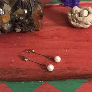 Silver pearl drop earring