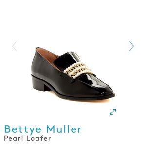 Bettye Muller Patent Pearl Chain Loafers Sz 7.5