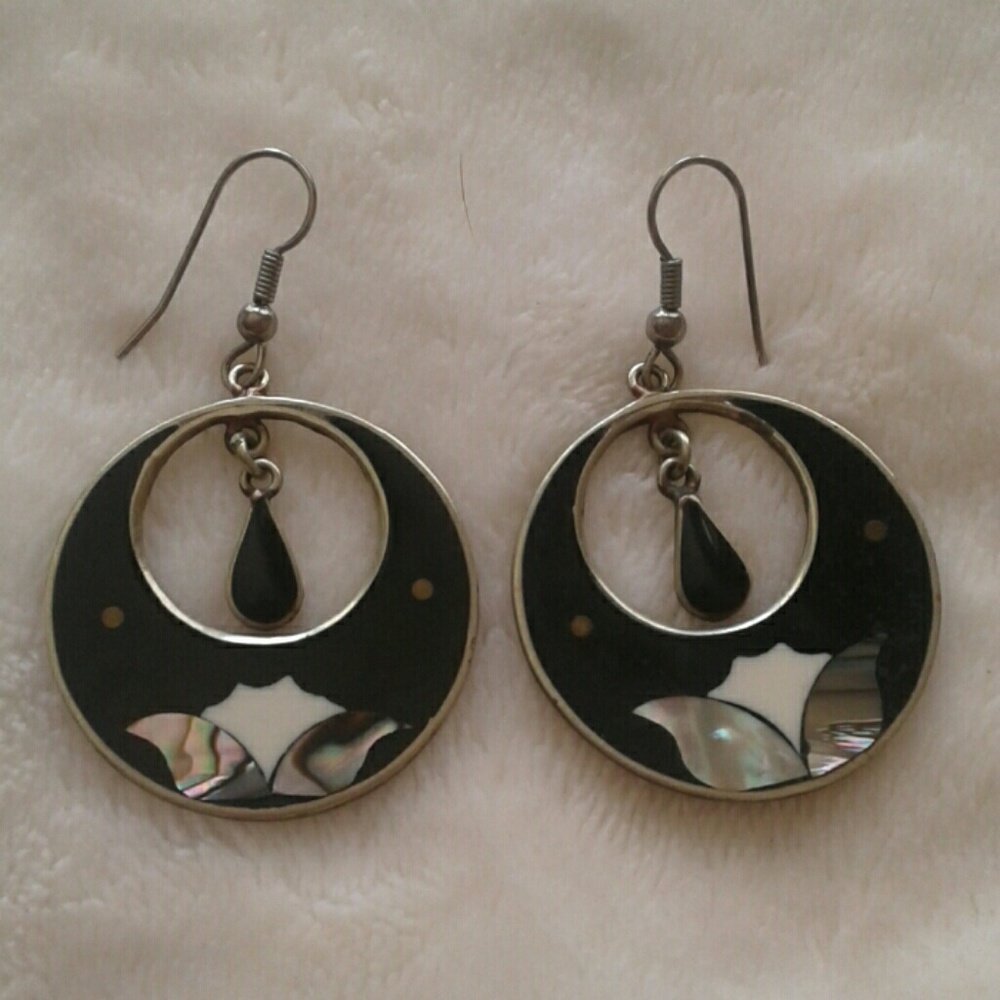 Dangle earrings with Mother of Pearl accents.
