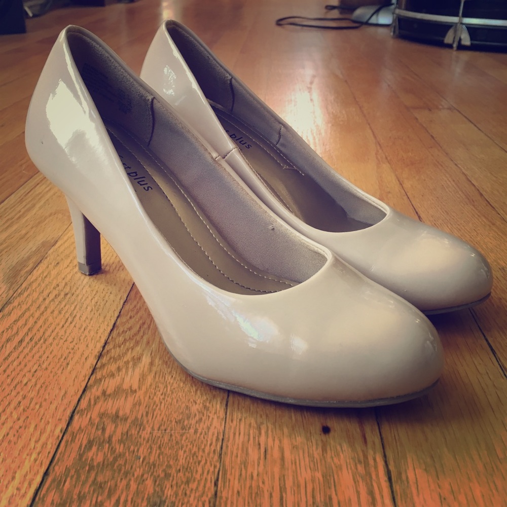 Patent leather nude pumps