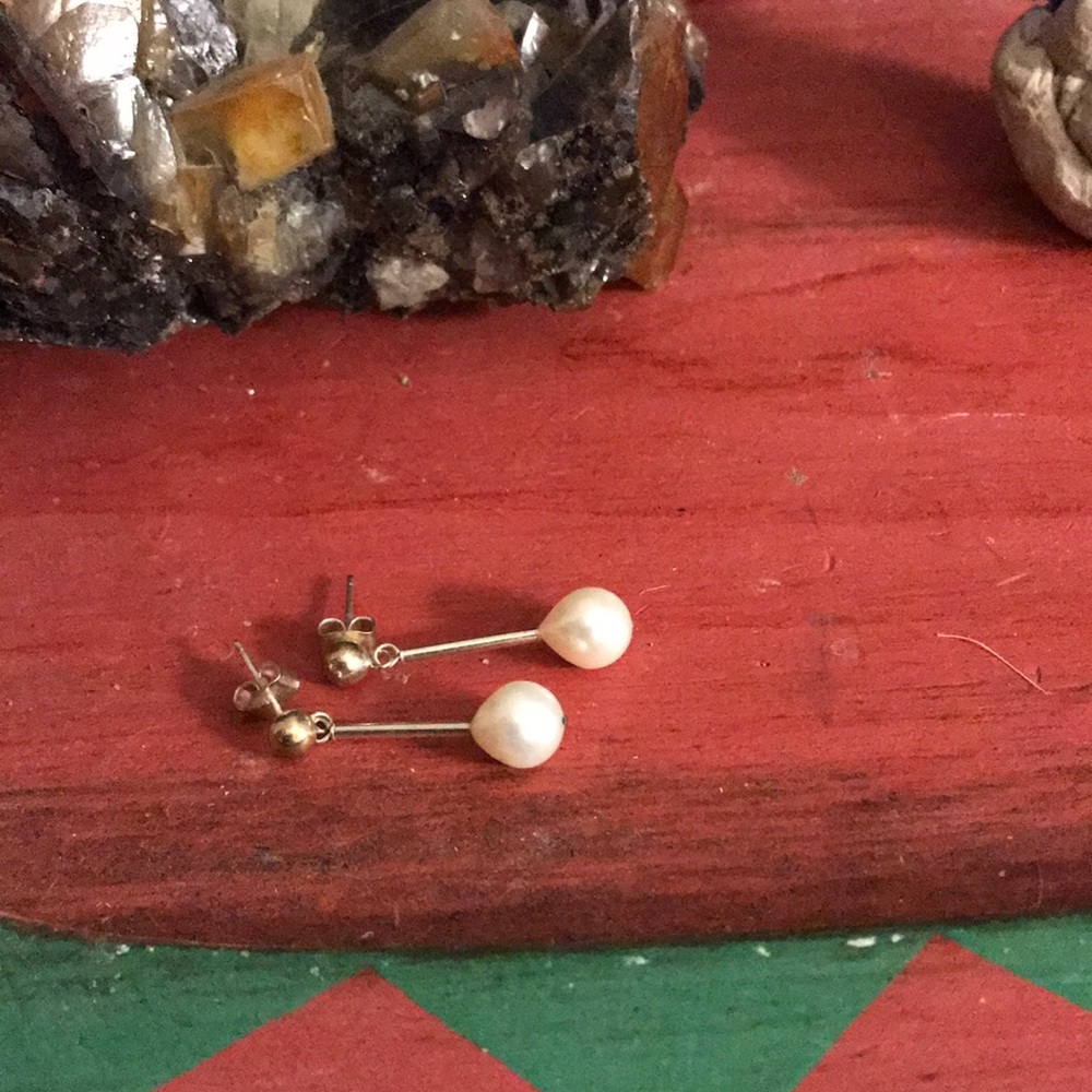 Pear shape pearl so we earring