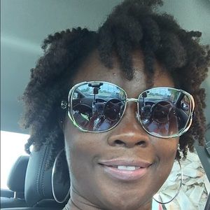 Meet your Posher, Latoya