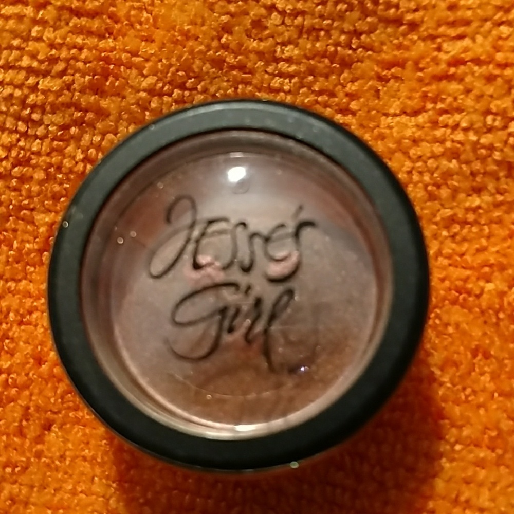 Jesse girl eye dust