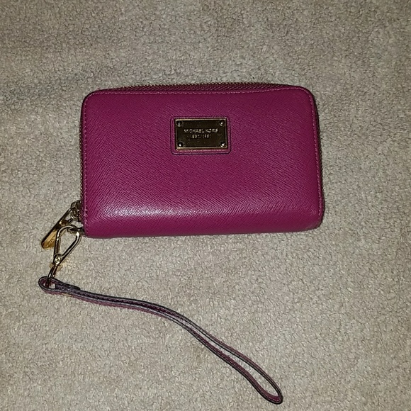 Michael Kors Handbags - Authentic Michael Kors wristlet wallet