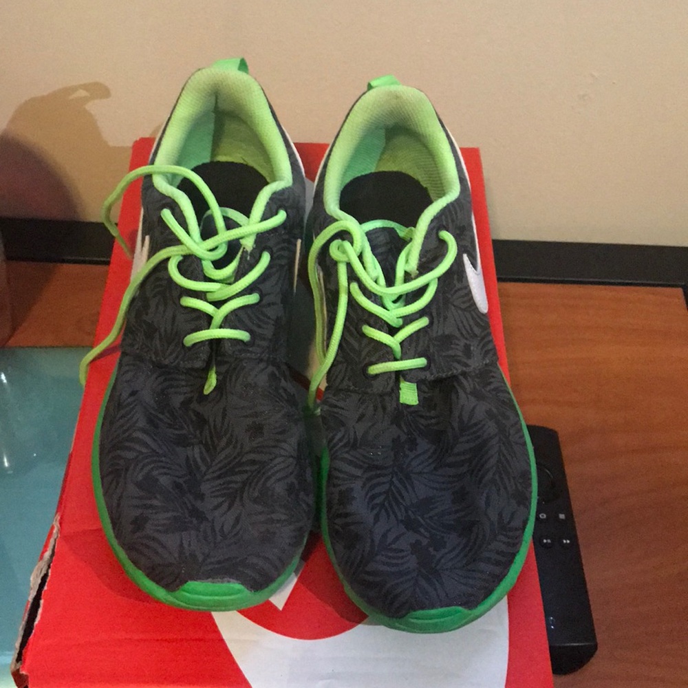NIKE Roshe Size 5.5 🔥