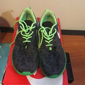 NIKE Roshe Size 5.5 🔥