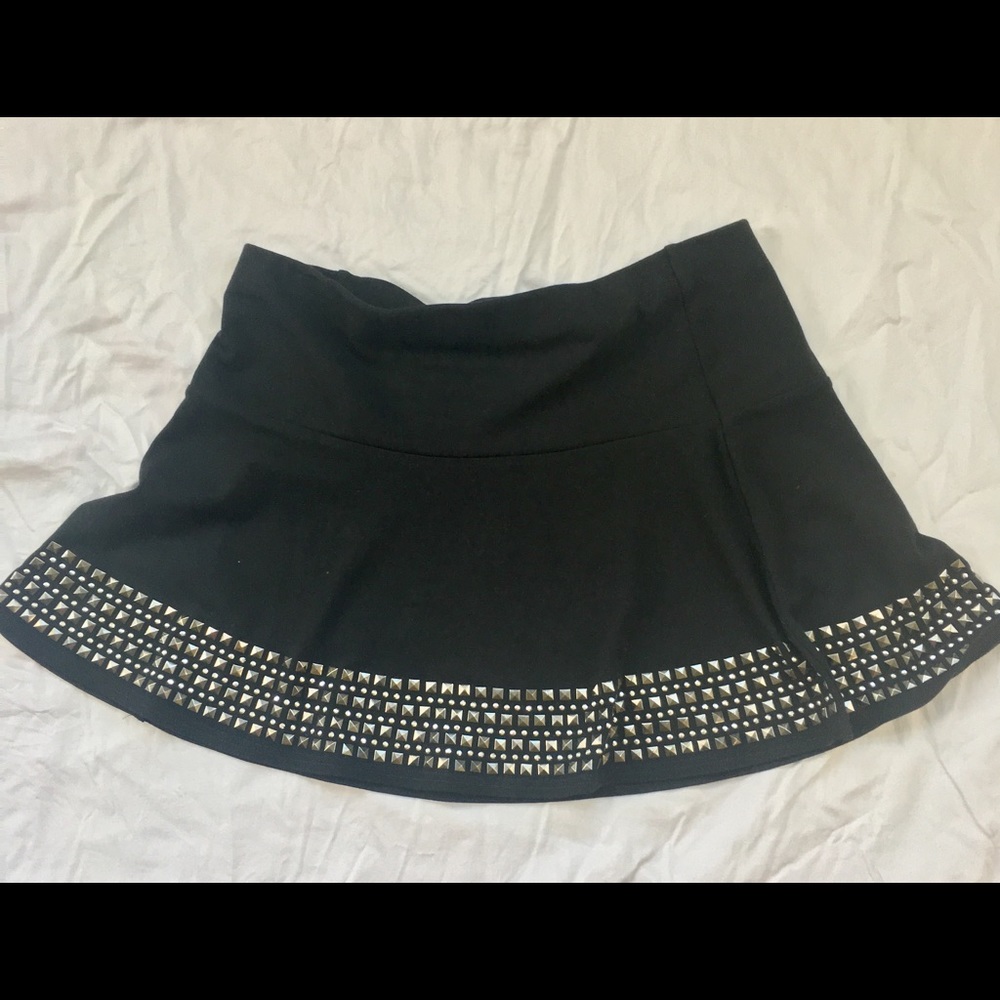 Express skirt in black with stone accent
