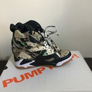 Woman's Reebox Sneakers