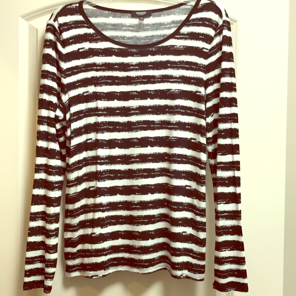 Black & white top. EXTREMELY soft!
