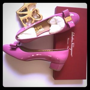 Ferragamo NWT Pink vara patent low-heel bow pump!!
