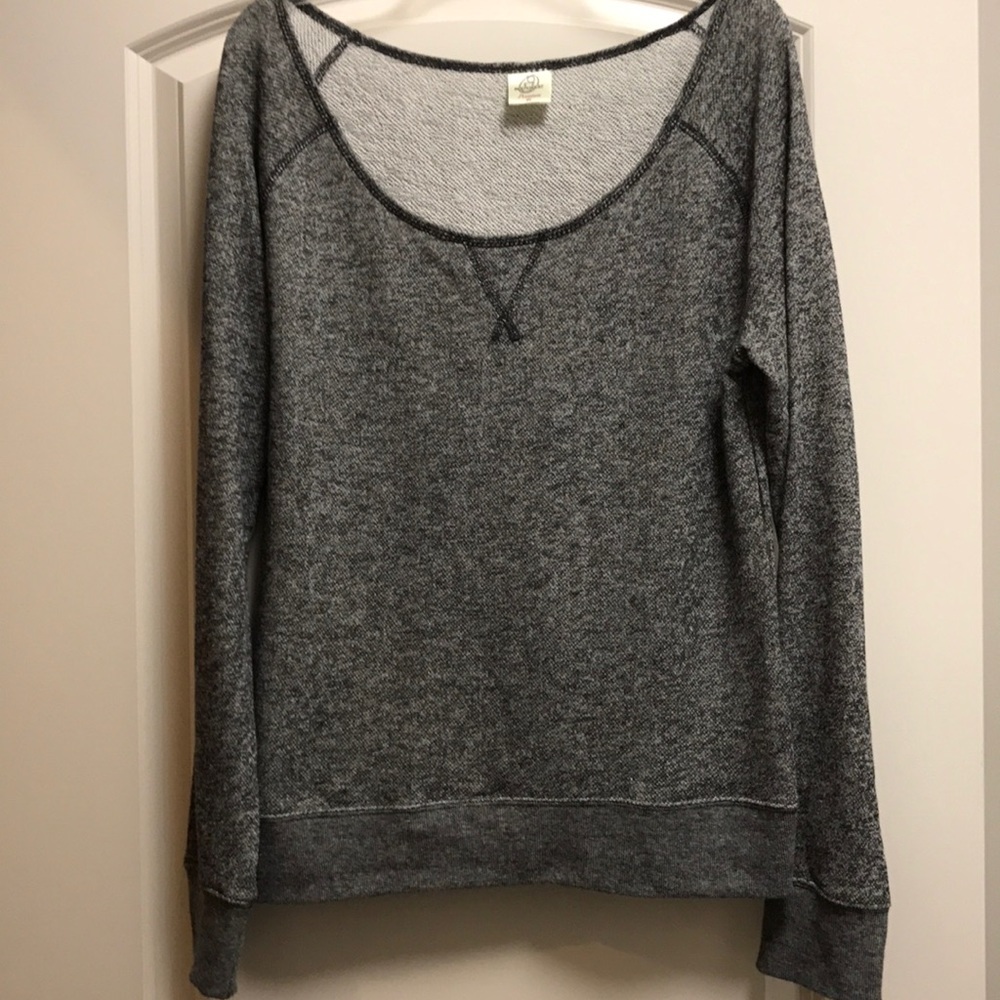 Extremely comfy and soft sweatshirt!
