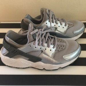 Nike Air Huaraches size 6(US) in Silver