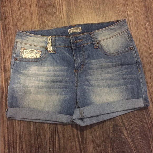 Shorts with lace pockets, size 9 - Picture 2 of 2
