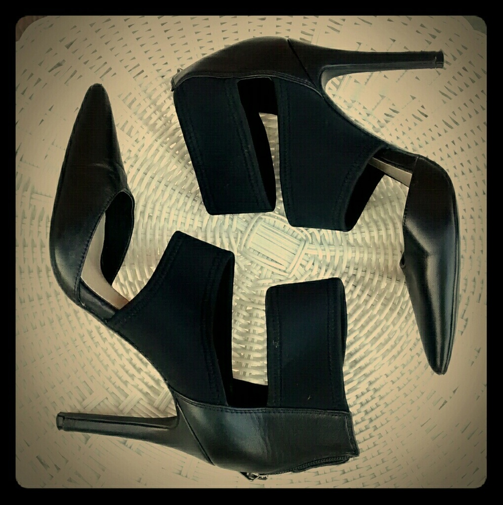 Jessica Simpson Black Strappy Zipper Heels