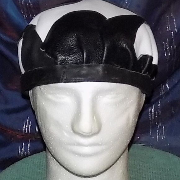 Leatherhat in black and white - Picture 1 of 8