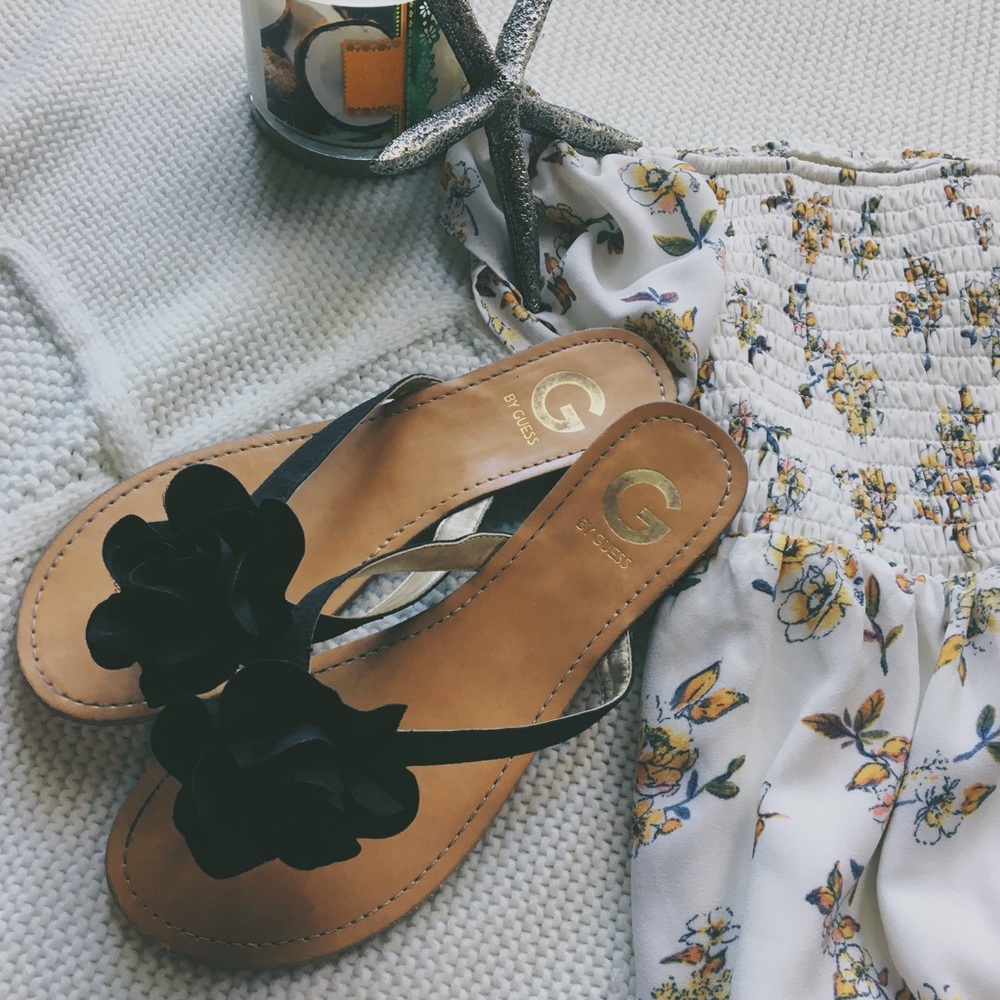 GUESS Flip Flops🖤🥂 USED ONCE
