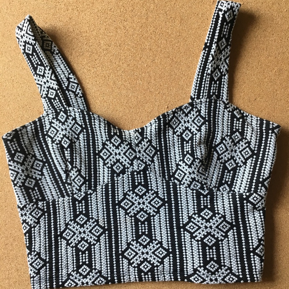 Thick sleeved patterned crop top