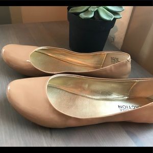 Kenneth Cole Reaction- Nude Flats