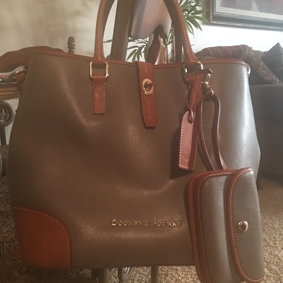 Dooney & Bourke Handbags - Dooney almost like new